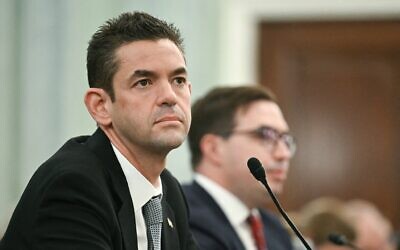Jared Isaacman (à gauche), candidat au poste d'administrateur de la NASA, témoignant lors d'une audition de nomination devant la commission du Commerce du Sénat, au Capitole, à Washington, le 3 décembre 2025. (Crédit : Jim Watson/AFP)