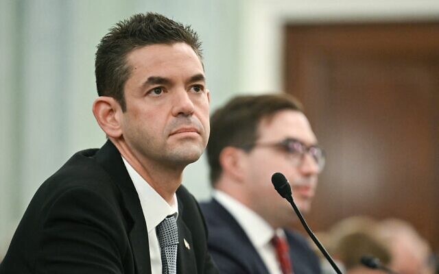 Jared Isaacman (à gauche), candidat au poste d'administrateur de la NASA, témoignant lors d'une audition de nomination devant la commission du Commerce du Sénat, au Capitole, à Washington, le 3 décembre 2025. (Crédit : Jim Watson/AFP) Jared Isaacman (à gauche), candidat au poste d'administrateur de la NASA, témoignant lors d'une audition de nomination devant la commission du Commerce du Sénat, au Capitole, à Washington, le 3 décembre 2025. (Crédit : Jim Watson/AFP)