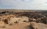 Des visiteurs se rendent sur le site archéologique de Karahantepe à Sanliurfa, dans le sud-est de la Turquie, le 26 novembre 2025. (Crdit : Fulya OZERKAN / AFP)