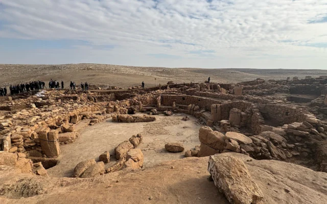 Des visiteurs se rendent sur le site archéologique de Karahantepe à Sanliurfa, dans le sud-est de la Turquie, le 26 novembre 2025. (Crdit : Fulya OZERKAN / AFP)