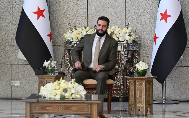 Le président syrien Ahmed al-Sharaa assistant à une réception avec la délégation du Conseil de sécurité des Nations unies, au palais présidentiel de Damas, en Syrie, le 4 décembre 2025. (Crédit : Louai Beshara/AFP) Le président syrien Ahmed al-Sharaa assistant à une réception avec la délégation du Conseil de sécurité des Nations unies, au palais présidentiel de Damas, en Syrie, le 4 décembre 2025. (Crédit : Louai Beshara/AFP)
