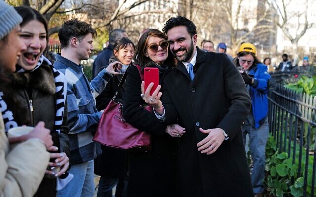 Le nouveau maire de New York, Zohran Mamdani, posant pour des photos lors d'un événement de distribution de chocolat chaud, le 4 décembre 2025. (Crédit : Charly Triballeau/AFP) Le nouveau maire de New York, Zohran Mamdani, posant pour des photos lors d'un événement de distribution de chocolat chaud, le 4 décembre 2025. (Crédit : Charly Triballeau/AFP)