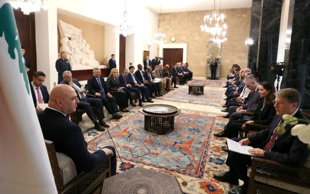 Le président libanais Joseph Aoun (à gauche) s'entretenant avec l'ambassadeur slovène auprès des Nations unies Samuel Zbogar (à droite) lors d'une réunion avec une délégation du Conseil de sécurité des Nations unies au palais présidentiel de Baabda, à l'est de Beyrouth, le 5 décembre 2025. (Crédit : présidence libanaise / AFP)