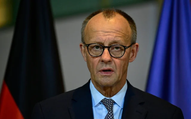 Le chancelier allemand Friedrich Merz fait une déclaration à la Chancellerie à Berlin, en Allemagne, après l'adoption d'un projet de loi très controversé sur les retraites par le Bundestag, la chambre basse du Parlement allemand, le 5 décembre 2025. (Crédit : John MACDOUGALL / AFP) Le chancelier allemand Friedrich Merz fait une déclaration à la Chancellerie à Berlin, en Allemagne, après l'adoption d'un projet de loi très controversé sur les retraites par le Bundestag, la chambre basse du Parlement allemand, le 5 décembre 2025. (Crédit : John MACDOUGALL / AFP)