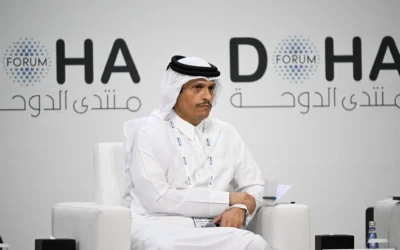 Le Premier ministre et ministre des Affaires étrangères du Qatar, Cheikh Mohammed Abdulrahman Al Thani, assiste à une session lors de la journée d'ouverture du Forum de Doha, une conférence diplomatique annuelle, à Doha, le 6 décembre 2025. (Crédit : Mahmud Hams/AFP)