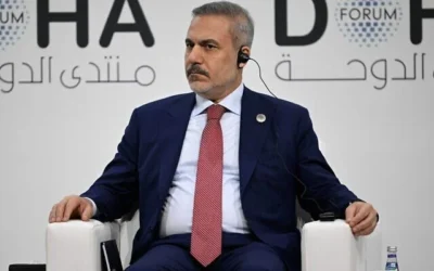 Le ministre turc des Affaires étrangères, Hakan Fidan, assistant à une session lors de la journée d'ouverture du Forum de Doha, une conférence diplomatique annuelle, à Doha, le 6 décembre 2025. (Crédit : Mahmud Hams/AFP)