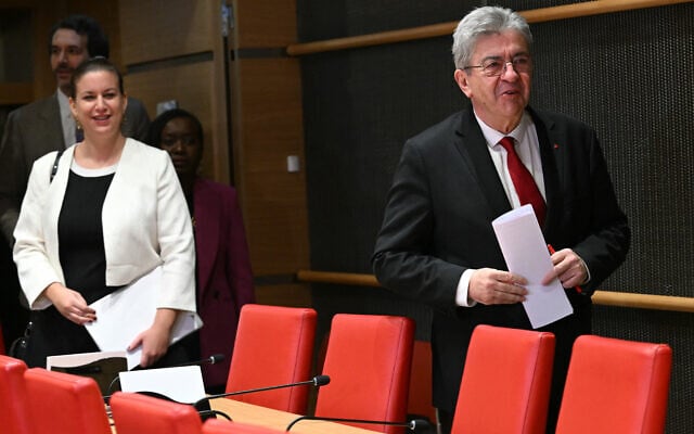Jean-Luc Mélenchon (à droite), fondateur du parti de gauche La France Insoumise (LFI), se tient aux côtés de Mathilde Panot (à gauche), présidente du groupe parlementaire La France Insoumise - Nouveau Front Populaire, lors d'une audition de la commission d'enquête « sur les liens entre représentants de mouvements politiques et organisations propageant l'idéologie islamiste » à l'Assemblée nationale à Paris, le 6 décembre 2025. (Photo : Bertrand Guay / AFP) Jean-Luc Mélenchon (à droite), fondateur du parti de gauche La France Insoumise (LFI), se tient aux côtés de Mathilde Panot (à gauche), présidente du groupe parlementaire La France Insoumise - Nouveau Front Populaire, lors d'une audition de la commission d'enquête « sur les liens entre représentants de mouvements politiques et organisations propageant l'idéologie islamiste » à l'Assemblée nationale à Paris, le 6 décembre 2025. (Photo : Bertrand Guay / AFP)