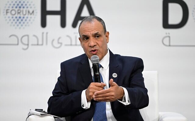 Le ministre égyptien des Affaires étrangères, Badr Abdelatty, s'exprimant lors de la journée d'ouverture du Forum de Doha, une conférence diplomatique annuelle, à Doha, le 6 décembre 2025. (Crédit : Mahmud Hams/AFP)