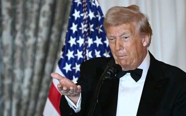 Le président américain Donald Trump s'exprimant lors du dîner des Kennedy Center Honors, la veille du gala, au Département d'État, à Washington, le 6 décembre 2025. (Crédit : Brendan Smialowski/AFP) Le président américain Donald Trump s'exprimant lors du dîner des Kennedy Center Honors, la veille du gala, au Département d'État, à Washington, le 6 décembre 2025. (Crédit : Brendan Smialowski/AFP)