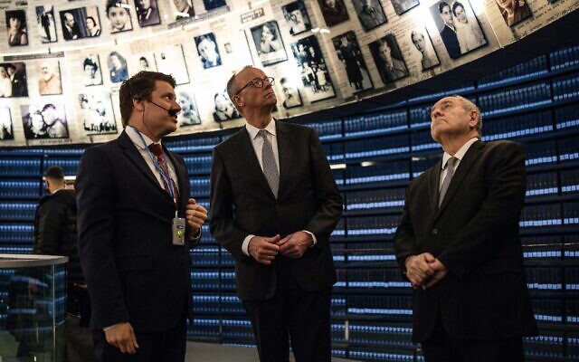 Le président de Yad Vashem, Dani Dayan (à droite), aux côtés du chancelier allemand Friedrich Merz, dans la Salle des Noms, au Mémorial de la Shoah, à Jérusalem, le 7 décembre 2025. (Crédit : John Wessels/POOL/AFP)