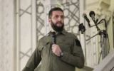 Le président syrien Ahmed al-Sharaa s’exprimant, à l’occasion de l’anniversaire du renversement du dirigeant de longue date Bashar el-Assad, lors d’une prière à la mosquée des Omeyyades à Damas, le 8 décembre 2025 montre. (Crédit : Handout/SANA/AFP)