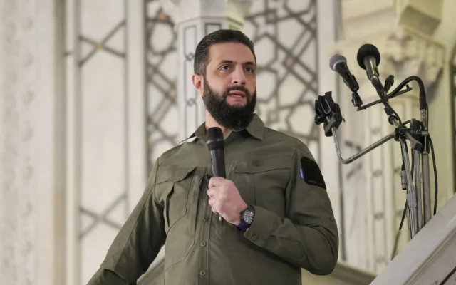Le président syrien Ahmed al-Sharaa s’exprimant, à l’occasion de l’anniversaire du renversement du dirigeant de longue date Bashar el-Assad, lors d’une prière à la mosquée des Omeyyades à Damas, le 8 décembre 2025 montre. (Crédit : Handout/SANA/AFP) Le président syrien Ahmed al-Sharaa s’exprimant, à l’occasion de l’anniversaire du renversement du dirigeant de longue date Bashar el-Assad, lors d’une prière à la mosquée des Omeyyades à Damas, le 8 décembre 2025 montre. (Crédit : Handout/SANA/AFP)