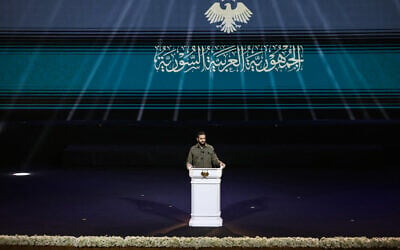 Le président syrien Ahmed al-Charaa a prononcé un discours lors d'une cérémonie au Centre des congrès, à Damas, la capitale syrienne, le 8 décembre 2025 (OMAR HAJ KADOUR / AFP) Le président syrien Ahmed al-Charaa a prononcé un discours lors d'une cérémonie au Centre des congrès, à Damas, la capitale syrienne, le 8 décembre 2025 (OMAR HAJ KADOUR / AFP)
