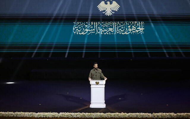 Le président syrien Ahmed al-Charaa a prononcé un discours lors d'une cérémonie au Centre des congrès, à Damas, la capitale syrienne, le 8 décembre 2025 (OMAR HAJ KADOUR / AFP) Le président syrien Ahmed al-Charaa a prononcé un discours lors d'une cérémonie au Centre des congrès, à Damas, la capitale syrienne, le 8 décembre 2025 (OMAR HAJ KADOUR / AFP)