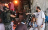 Cette photo, reçue le 9 décembre 2025, gracieusement fournie par le réalisateur syrien Mohamad Abdul Aziz, montre Abdul Aziz (à droite) donnant des instructions aux acteurs pendant le tournage de la série télévisée « La famille du roi » à Damas, le 28 août 2025. (Crédit : AFP PHOTO / HANDOUT / MOHAMAD ABDUL AZIZ)