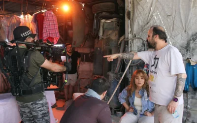 Cette photo, reçue le 9 décembre 2025, gracieusement fournie par le réalisateur syrien Mohamad Abdul Aziz, montre Abdul Aziz (à droite) donnant des instructions aux acteurs pendant le tournage de la série télévisée « La famille du roi » à Damas, le 28 août 2025. (Crédit : AFP PHOTO / HANDOUT / MOHAMAD ABDUL AZIZ)