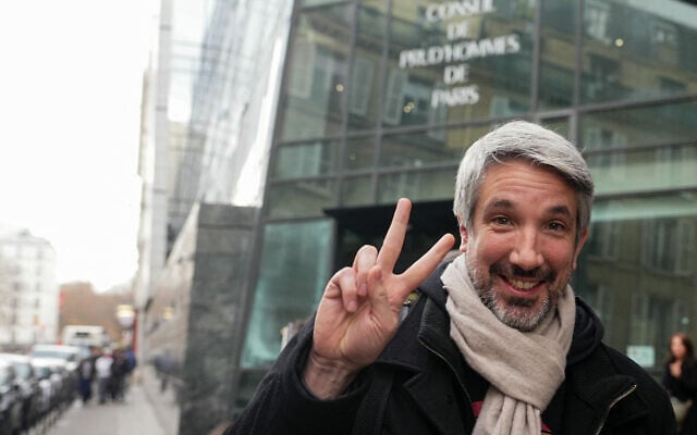 Le comédien et chroniqueur français Guillaume Meurice fait un geste en quittant l'audience de son procès contre son ancien employeur Radio France au tribunal du travail de Paris, le 10 décembre 2025. (Crédit : Dimitar DILKOFF / AFP) Le comédien et chroniqueur français Guillaume Meurice fait un geste en quittant l'audience de son procès contre son ancien employeur Radio France au tribunal du travail de Paris, le 10 décembre 2025. (Crédit : Dimitar DILKOFF / AFP)