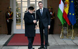Le Premier ministre espagnol Pedro Sanchez reçoit le président de l'Autorité palestinienne Mahmoud Abbas au palais de la Moncloa à Madrid, le 10 décembre 2025. (Crédit : Javier SORIANO / AFP)