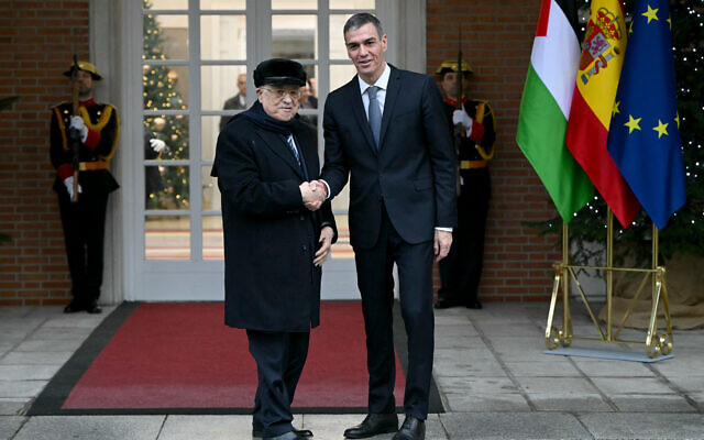 Le Premier ministre espagnol Pedro Sanchez reçoit le président de l'Autorité palestinienne Mahmoud Abbas au palais de la Moncloa à Madrid, le 10 décembre 2025. (Crédit : Javier SORIANO / AFP)
