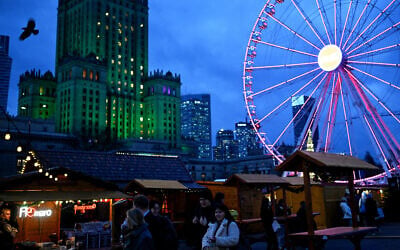 Le marché de Noël devant le Palais de la Culture et des Sciences à Varsovie, le 11 décembre 2025. (Crédit : Sergei GAPON / AFP)