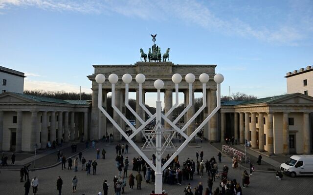 Une menorah géante est installée devant la porte de Brandebourg à Berlin le 12 décembre 2025, alors que les préparatifs pour Hanoukka battent leur plein. (Crédit : Tobias Schwarz/AFP)