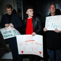 Des manifestants se tiennent devant le 113e gala annuel du New York Young Republican Club au Cipriani Wall Street, le 13 décembre 2025, à New York. (Crédit : Adam Gray / GETTY IMAGES NORTH AMERICA / Getty Images via AFP)