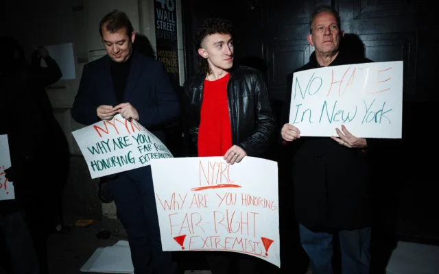 Des manifestants se tiennent devant le 113e gala annuel du New York Young Republican Club au Cipriani Wall Street, le 13 décembre 2025, à New York. (Crédit : Adam Gray / GETTY IMAGES NORTH AMERICA / Getty Images via AFP)