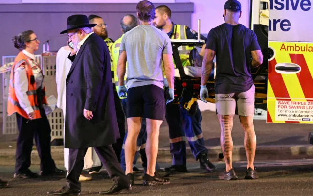 Des secouristes transportent un patient dans une ambulance après une fusillade terroriste meurtrière à Bondi Beach, à Sydney, le 14 décembre 2025. (Crédit : Saeed KHAN / AFP)