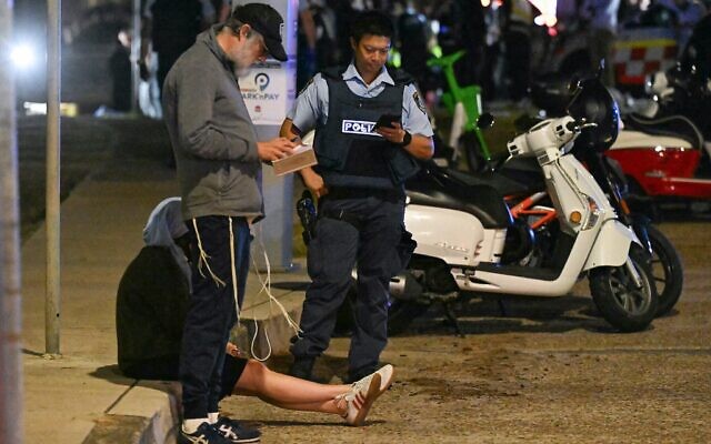 Un policier intervenant sur les lieux d'une fusillade lors d'un événement organisé à l'occasion de Hanoukka, à Bondi Beach, à Sydney, le 14 décembre 2025. (Crédit : Saeed Khan/AFP)