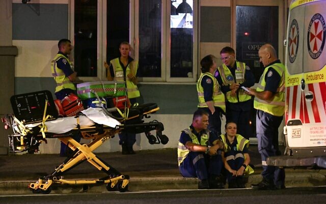 Les secours attendant dans une rue après une fusillade terroriste contre la communauté juive, à Bondi Beach, à Sydney, le 14 décembre 2025 (Crédit : Saeed Khan/AFP)