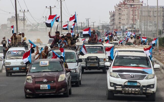 Les membres des tribus Sabahiha de Lahj, qui vivent le long de la bande entre le sud et le nord du Yémen, réunis lors d'un rassemblement pour manifester leur soutien au Conseil de transition du Sud (STC) soutenu par les Émirats arabes unis, brandissant l'ancien drapeau du Yémen du Sud, sur la place Khormaksar, dans la ville portuaire côtière d'Aden, capitale provisoire de la République du Yémen, le 14 décembre 2025. (Crédit : Saleh al-Obeidi/AFP)