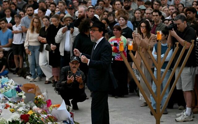 Des personnes en deuil se rassemblent lors d'une cérémonie commémorative au Bondi Pavilion en mémoire des victimes de l'attentat terroriste perpétré la veille à Bondi Beach, à Sydney, le 15 décembre 2025. (Crédit : Saeed KHAN / AFP) Des personnes en deuil se rassemblent lors d'une cérémonie commémorative au Bondi Pavilion en mémoire des victimes de l'attentat terroriste perpétré la veille à Bondi Beach, à Sydney, le 15 décembre 2025. (Crédit : Saeed KHAN / AFP)