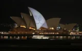 Une hanoukkia est projetée sur les voiles de l'Opéra de Sydney en mémoire des victimes de la fusillade de Bondi Beach, à Sydney, le 15 décembre 2025. (Crédit : DAVID GRAY / AFP)