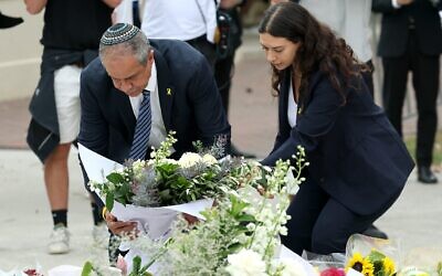 L'ambassadeur d'Israël en Australie, Amir Maïmon (à gauche), déposant des fleurs en hommage aux victimes de l'attentat terroriste meurtrier de Bondi Beach lors d'un événement organisé à l'occasion de Hanoukka, au mémorial du Bondi Pavilion, à Sydney, le 16 décembre 2025. (Crédit : David Gray/AFP)