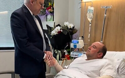 Le Premier ministre australien Anthony Albanese (à gauche) rencontrant Ahmed al-Ahmed, l'homme qui a désarmé l'un des terroristes lors de la fusillade antisémite de Bondi Beach, à l'hôpital de Sydney, le 16 décembre 2025. (Crédit : Capture d'écran du compte X du Premier ministre australien Anthony Albanese)