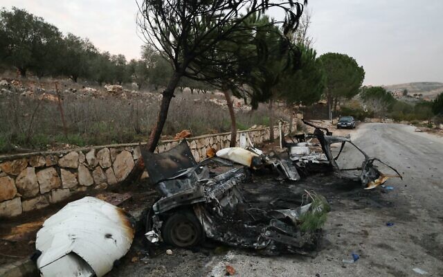 Les débris d'un véhicule visé par une frappe aérienne israélienne sur la route reliant le village frontalier d'Odeisseh, au sud du Liban, à Markaba, le 16 décembre 2025. (Crédit : Rabih Daher/ AFP)