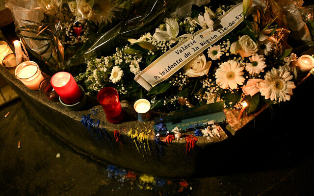 Des bougies et des fleurs lors d'un hommage au Français Dan Elkayam, l'une des victimes tuées lors d'une fusillade lors d'un événement organisé à l'occasion de la fête juive de Hanoukka sur la plage de Bondi à Sydney, au Bourget, dans le nord de la France, le 16 décembre 2025. (Crédit : Blanca CRUZ / AFP)