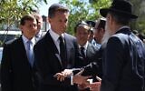 Le Premier ministre de Nouvelle-Galles du Sud, Chris Minns (au centre), arrivant aux funérailles du rabbin Eli Schlanger, tué lors de l'attaque terroriste du 14 décembre à Bondi Beach, à la synagogue Habad de Bondi à Sydney, le 17 décembre 2025. (Crédit : Hollie Adams/POOL/AFP)