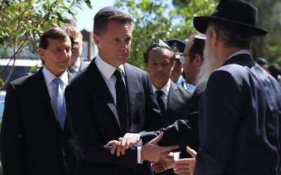 Le Premier ministre de Nouvelle-Galles du Sud, Chris Minns (au centre), arrivant aux funérailles du rabbin Eli Schlanger, tué lors de l'attaque terroriste du 14 décembre à Bondi Beach, à la synagogue Habad de Bondi à Sydney, le 17 décembre 2025. (Crédit : Hollie Adams/POOL/AFP)