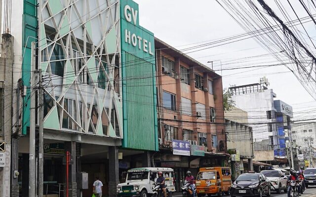 La façade de l'hôtel GV à Davao City, sur l'île de Mindanao, au sud des Philippines, où les terroristes de Bondi Beach, Sajid et Naveed Akram, ont séjourné lors de leur visite en novembre, quelques semaines avant leur attaque contre une fête de Hanoukka qui a fait 15 morts à Sydney. (Crédit : Ferdinandh CABRERA / AFP)