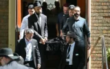 Des porteurs transportant un cercueil après les funérailles de Boris et Sofia Gurman, tués alors qu'ils tentaient de mettre fin à la tuerie terroriste de Bondi Beach, à la Chevra Kadisha de Sydney, le 19 décembre 2025. (Crédit : Saeed Khan/AFP)