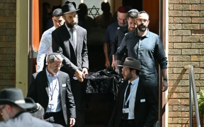 Des porteurs transportant un cercueil après les funérailles de Boris et Sofia Gurman, tués alors qu'ils tentaient de mettre fin à la tuerie terroriste de Bondi Beach, à la Chevra Kadisha de Sydney, le 19 décembre 2025. (Crédit : Saeed Khan/AFP)