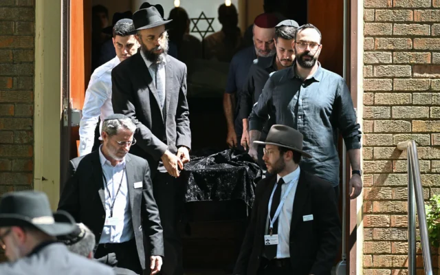 Des porteurs transportant un cercueil après les funérailles de Boris et Sofia Gurman, tués alors qu'ils tentaient de mettre fin à la tuerie terroriste de Bondi Beach, à la Chevra Kadisha de Sydney, le 19 décembre 2025. (Crédit : Saeed Khan/AFP)