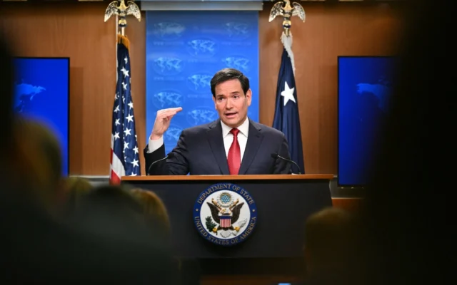 Le secrétaire d'État américain Marco Rubio lors d'une conférence de presse de fin d'année dans la salle de presse du département d'État à Washington, DC, le 19 décembre 2025. (Crédit : Mandel NGAN / AFP) Le secrétaire d'État américain Marco Rubio lors d'une conférence de presse de fin d'année dans la salle de presse du département d'État à Washington, DC, le 19 décembre 2025. (Crédit : Mandel NGAN / AFP)