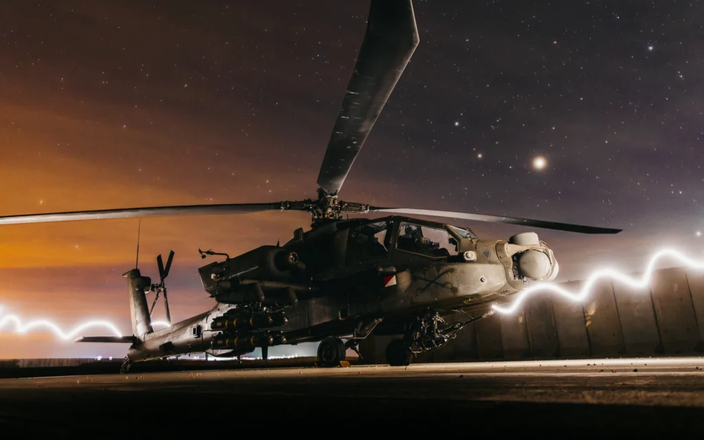 Un hélicoptère d'attaque AH-64 Apache de l'armée américaine se prépare à soutenir l'opération Hawkeye Strike contre des cibles de l'État islamique en Syrie, le 19 décembre 2025. (Crédit : US AIR FORCE / AFP)