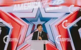 Le commentateur politique conservateur et animateur de podcast Tucker Carlson s'exprime lors de la conférence annuelle AmericaFest de Turning Point à Phoenix, en Arizona, le 18 décembre 2025 (Crédit : Olivier Touron / AFP)