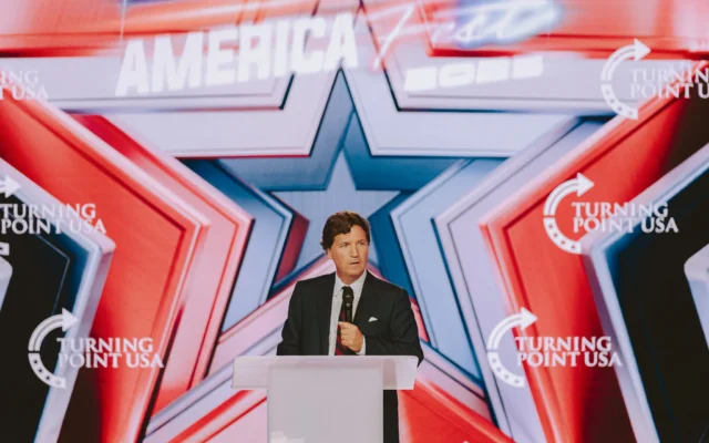Le commentateur politique conservateur et animateur de podcast Tucker Carlson s'exprime lors de la conférence annuelle AmericaFest de Turning Point à Phoenix, en Arizona, le 18 décembre 2025 (Crédit : Olivier Touron / AFP)