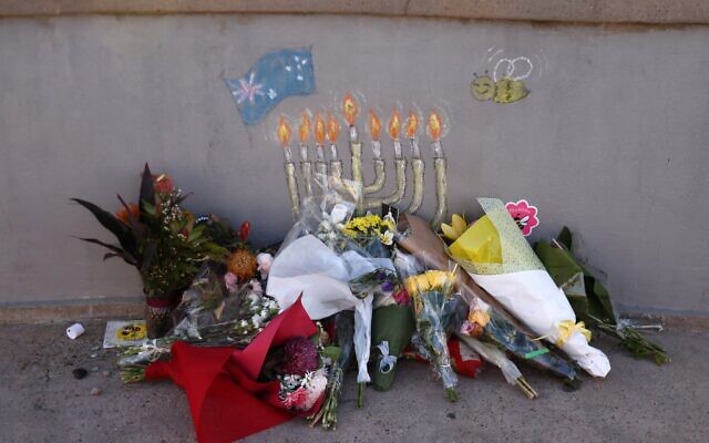 Des hommages floraux déposés pour les victimes sur un petit pont où se trouvaient les terroristes armés lors du massacre visant un événement de Hanoukka près d'une semaine plus tôt, à Bondi Beach, à Sydney, en Australie, le 20 décembre 2025. (Crédit : David Gray/AFP)