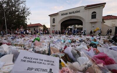 Une note est visible à côté des fleurs déposées au Bondi Pavilion en mémoire des victimes d'une fusillade terroriste visant un événement juif quelques jours plus tôt, à Bondi Beach, à Sydney, en Australie, le 20 décembre 2025. (Crédit : David Gray/AFP)