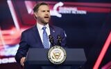 Le vice-président américain JD Vance s'exprimant lors de la dernière journée de la conférence annuelle AmericaFest organisée par Turning Point USA au Phoenix Convention Center, à Phoenix, en Arizona, le 21 décembre 2025. (Crédit : Caylo Seals / GETTY IMAGES NORTH AMERICA / Getty Images via AFP)